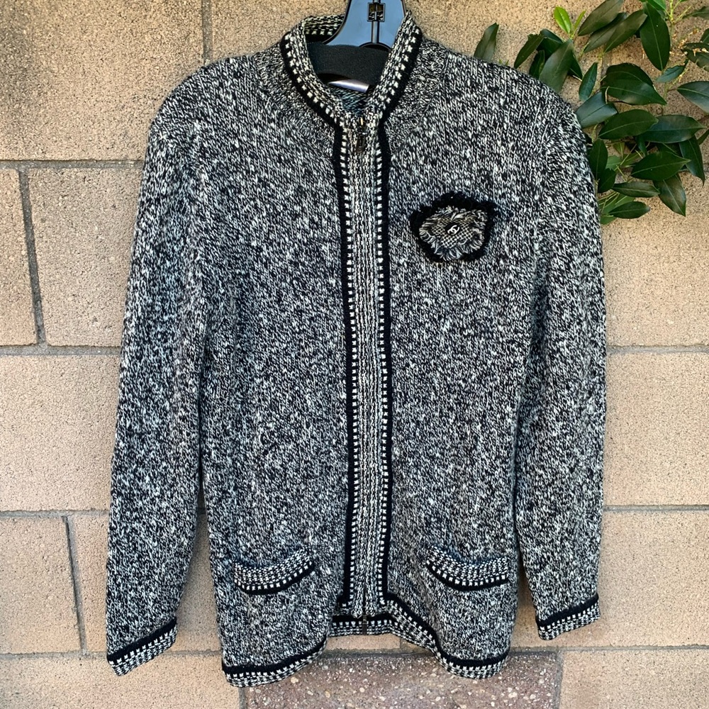 Chanel Women's Black/White Cashmere Zip Cardigan size 46 - RUNS SMALL